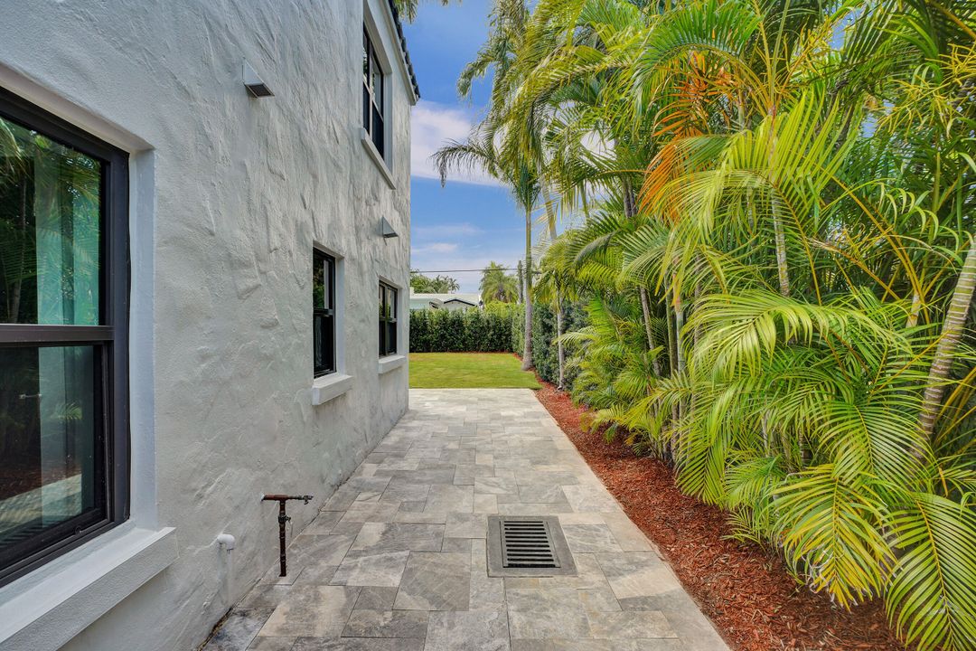 For Sale: $2,790,000 (3 beds, 2 baths, 2599 Square Feet)