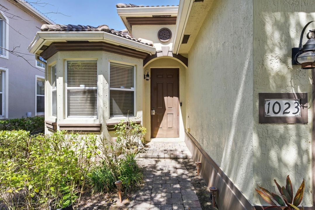 Activo con contrato: $479,500 (3 camas, 2 baños, 1936 Pies cuadrados)