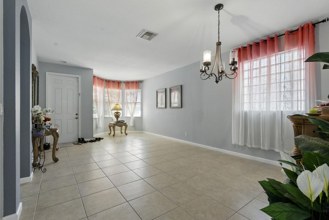 Activo con contrato: $479,500 (3 camas, 2 baños, 1936 Pies cuadrados)