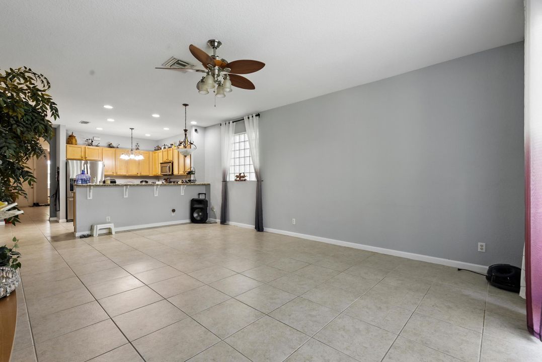 Activo con contrato: $479,500 (3 camas, 2 baños, 1936 Pies cuadrados)