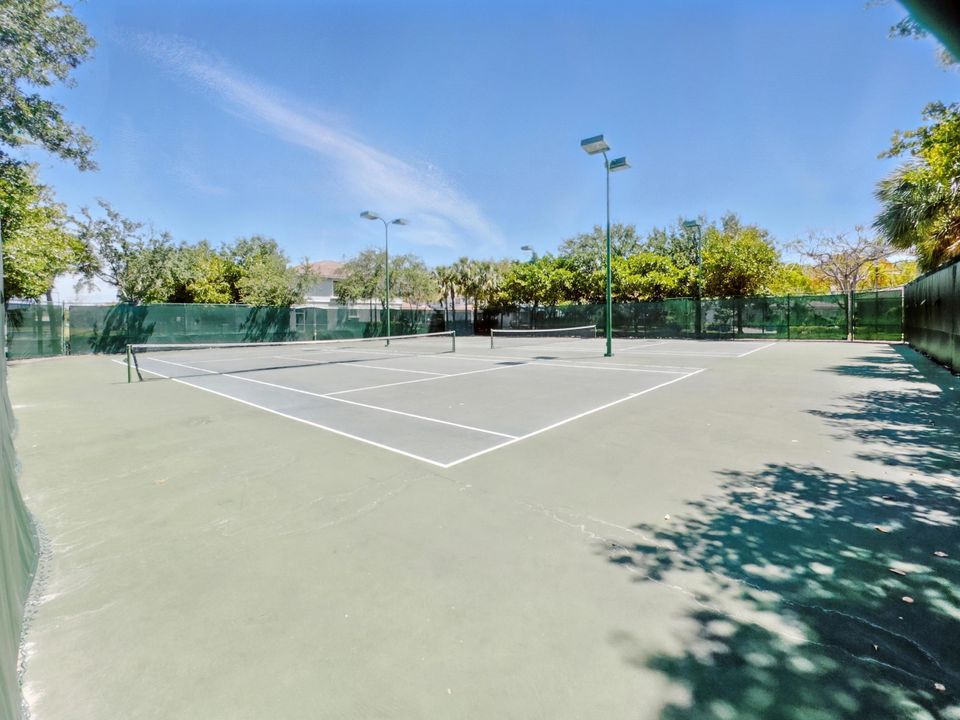 Activo con contrato: $479,500 (3 camas, 2 baños, 1936 Pies cuadrados)