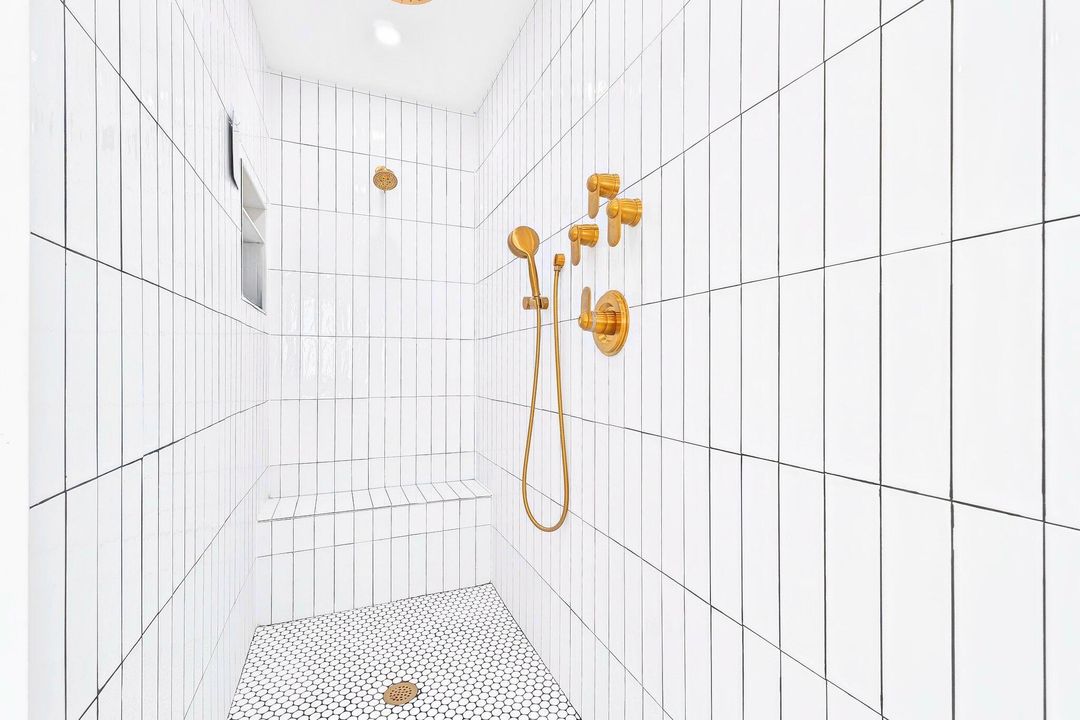 Activo con contrato: $2,999,999 (4 camas, 3 baños, 2657 Pies cuadrados)