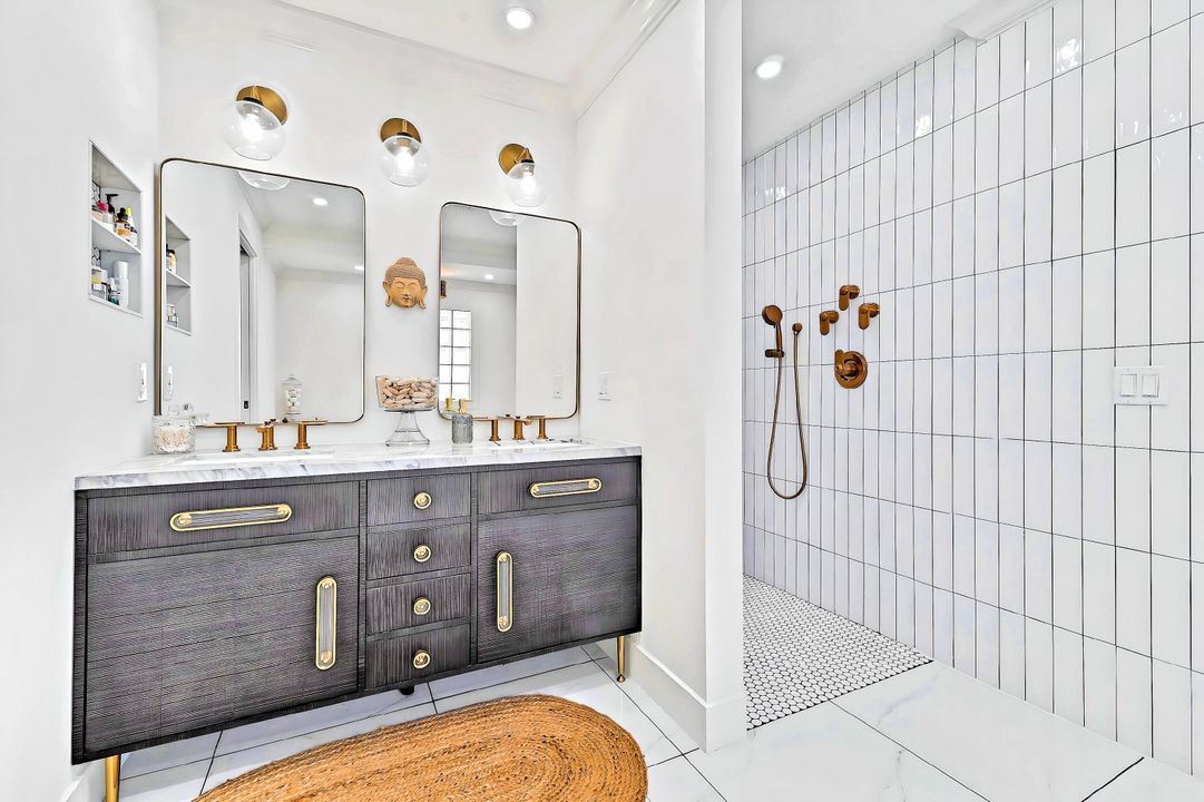 Activo con contrato: $2,999,999 (4 camas, 3 baños, 2657 Pies cuadrados)