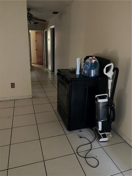 Под контрактом: $300,000 (3 спален, 2 ванн, 1812 Квадратных фут)