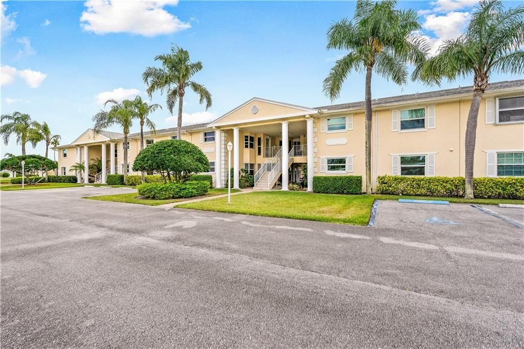 合同活跃: $139,990 (2 贝兹, 2 浴室, 1213 平方英尺)