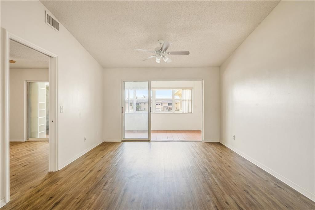 合同活跃: $139,990 (2 贝兹, 2 浴室, 1213 平方英尺)