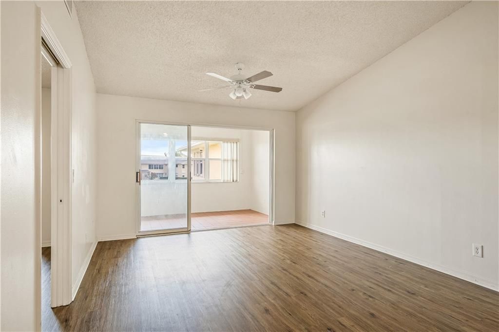 合同活跃: $139,990 (2 贝兹, 2 浴室, 1213 平方英尺)