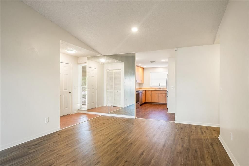 合同活跃: $139,990 (2 贝兹, 2 浴室, 1213 平方英尺)