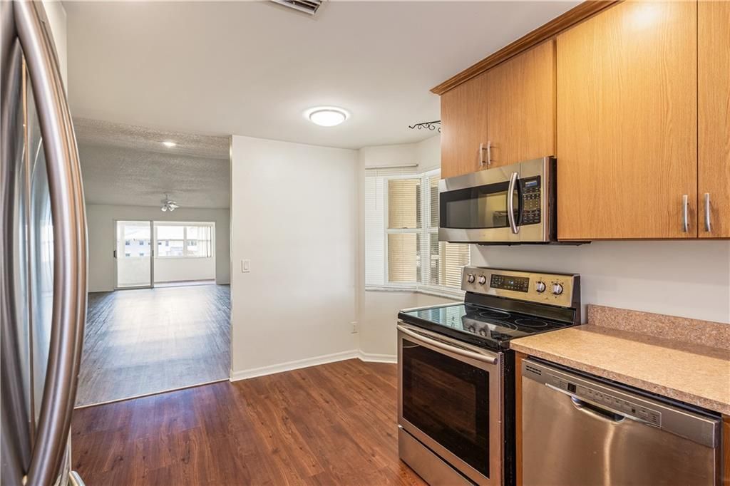 合同活跃: $139,990 (2 贝兹, 2 浴室, 1213 平方英尺)