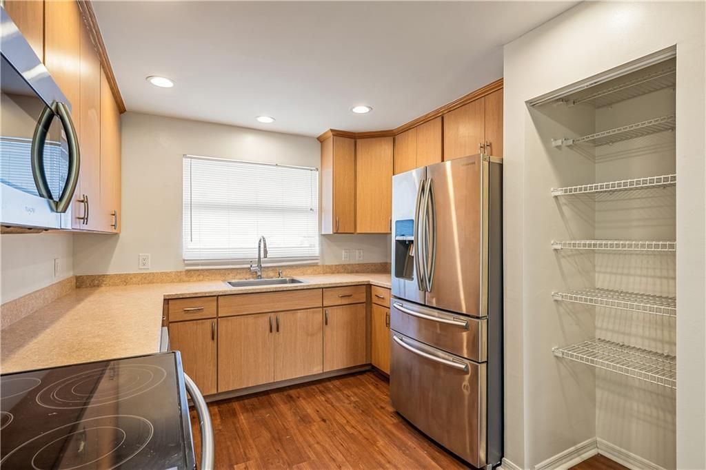 合同活跃: $139,990 (2 贝兹, 2 浴室, 1213 平方英尺)