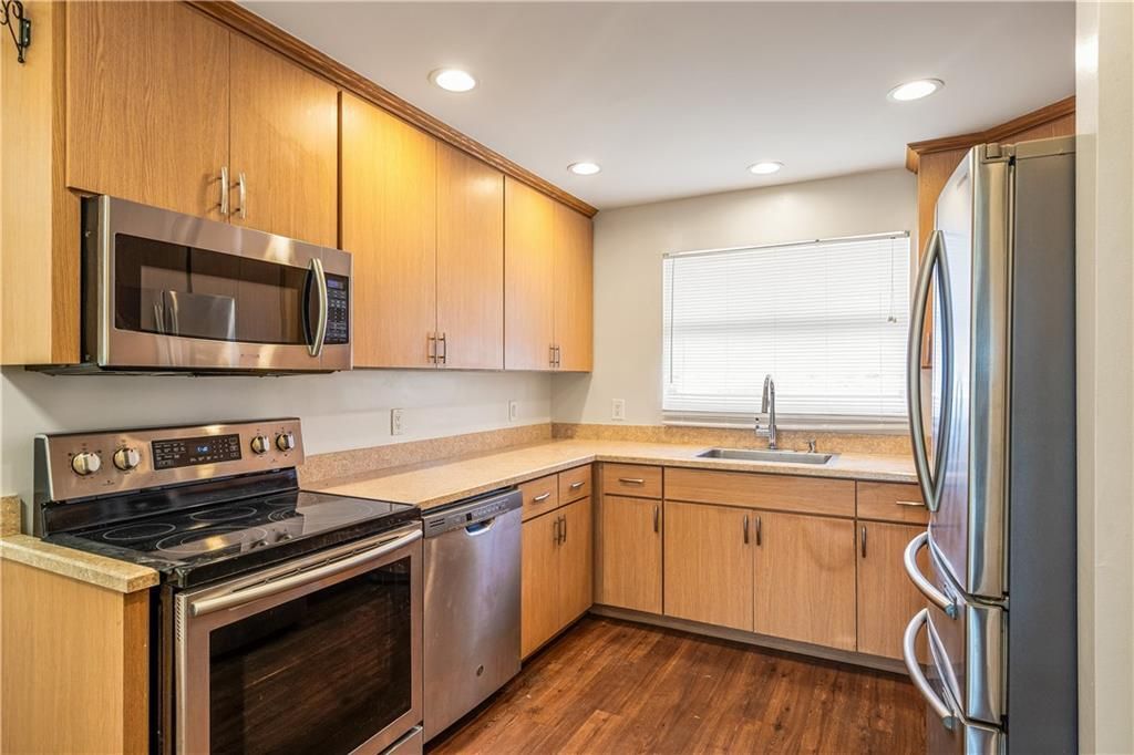 合同活跃: $139,990 (2 贝兹, 2 浴室, 1213 平方英尺)