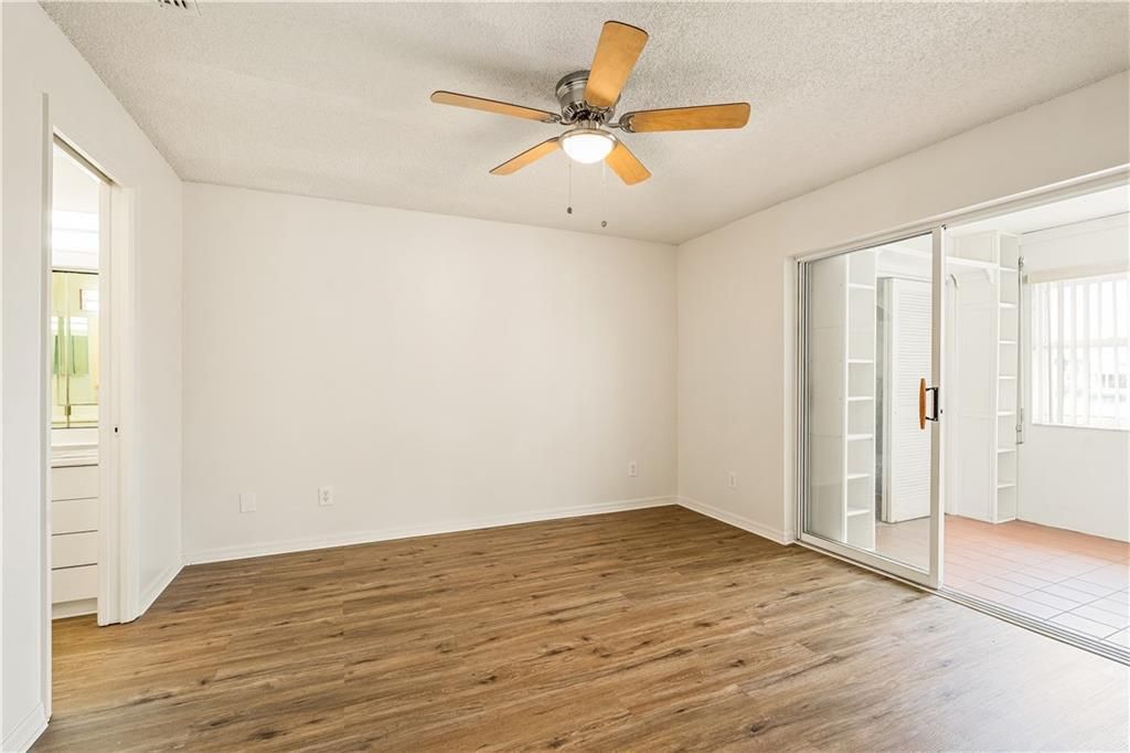 合同活跃: $139,990 (2 贝兹, 2 浴室, 1213 平方英尺)