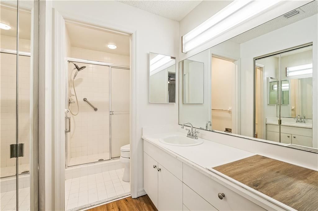 合同活跃: $139,990 (2 贝兹, 2 浴室, 1213 平方英尺)