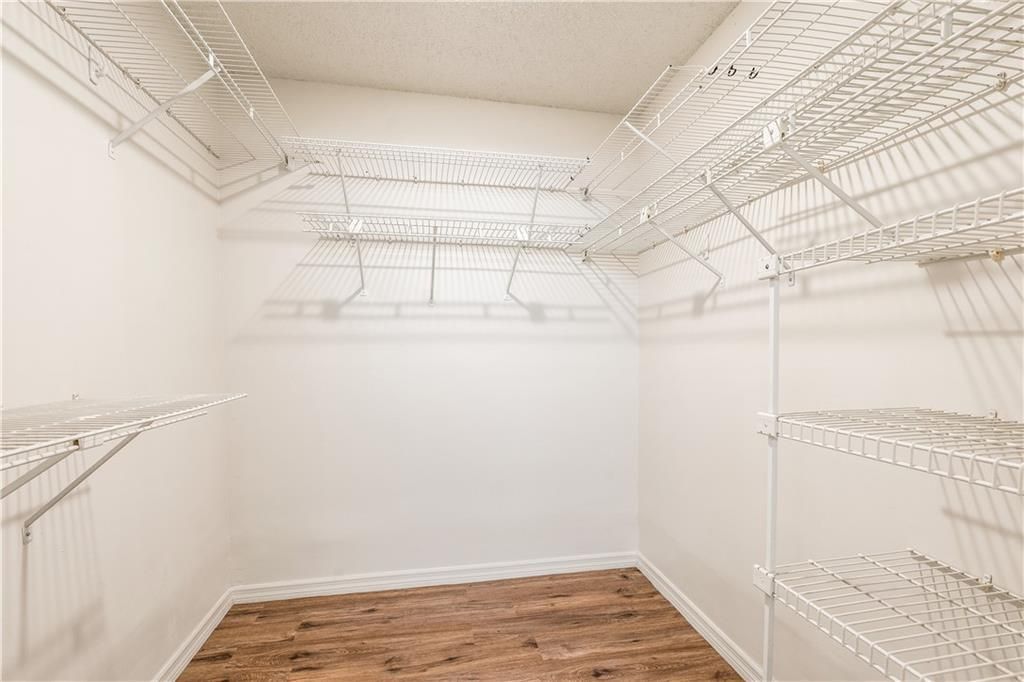 合同活跃: $139,990 (2 贝兹, 2 浴室, 1213 平方英尺)