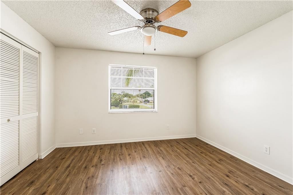 合同活跃: $139,990 (2 贝兹, 2 浴室, 1213 平方英尺)