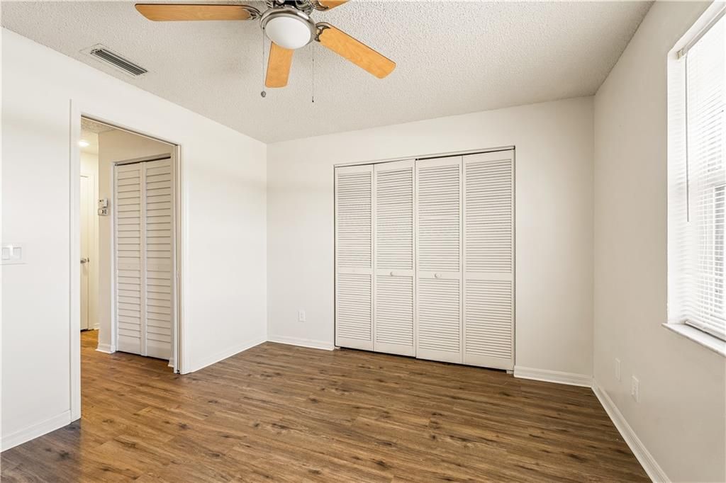 合同活跃: $139,990 (2 贝兹, 2 浴室, 1213 平方英尺)