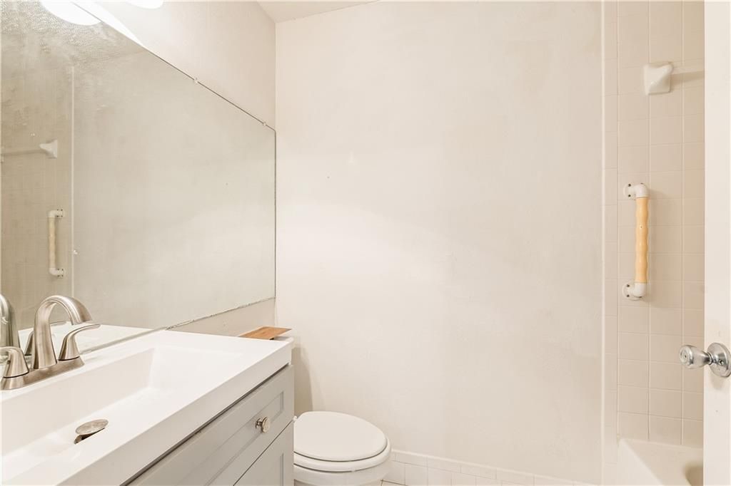 合同活跃: $139,990 (2 贝兹, 2 浴室, 1213 平方英尺)