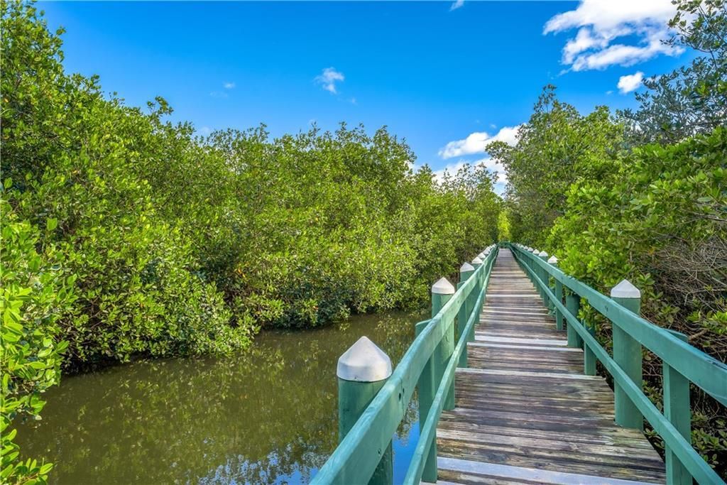 合同活跃: $139,990 (2 贝兹, 2 浴室, 1213 平方英尺)