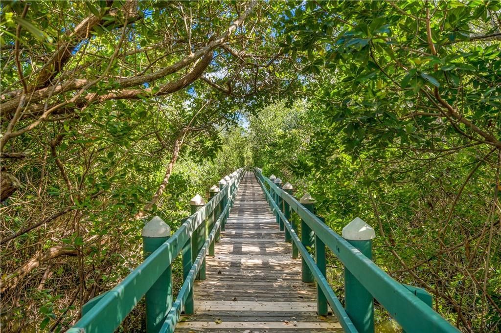 合同活跃: $139,990 (2 贝兹, 2 浴室, 1213 平方英尺)