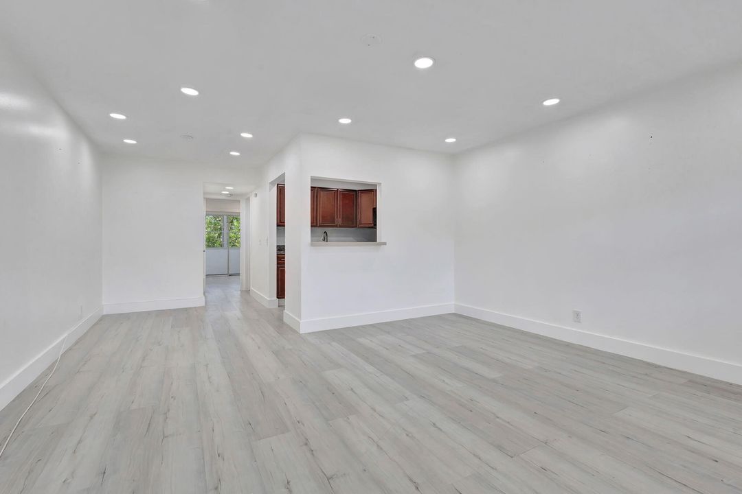 For Sale: $77,500 (1 beds, 1 baths, 570 Square Feet)