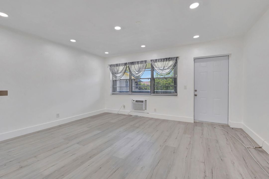 For Sale: $77,500 (1 beds, 1 baths, 570 Square Feet)