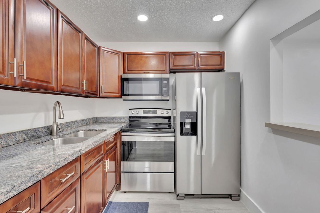 For Sale: $77,500 (1 beds, 1 baths, 570 Square Feet)