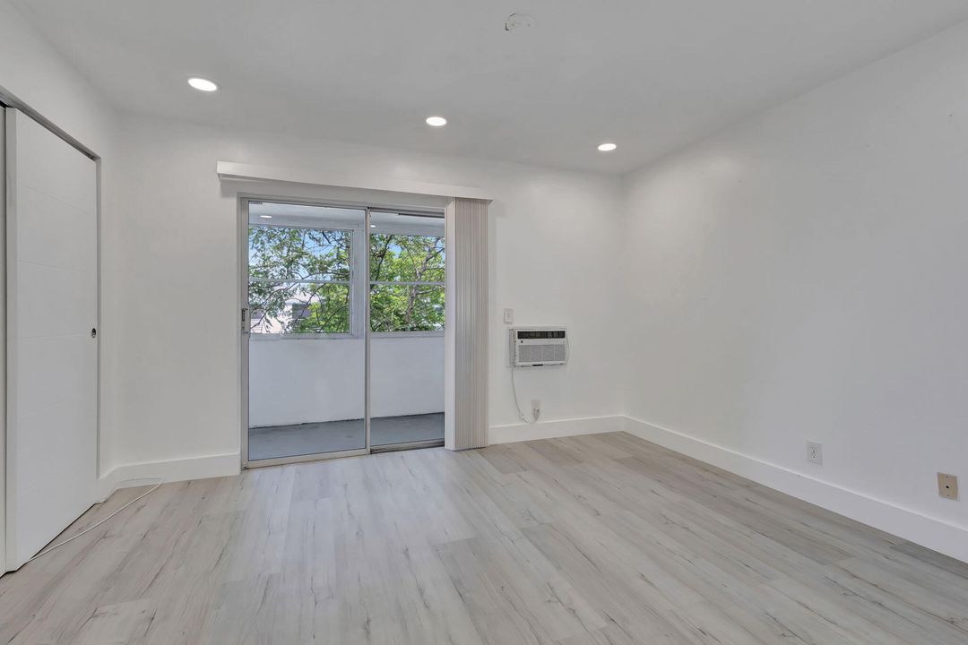 For Sale: $77,500 (1 beds, 1 baths, 570 Square Feet)