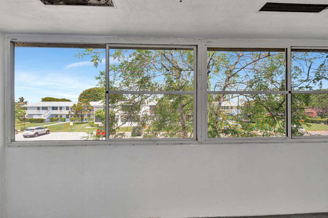 For Sale: $77,500 (1 beds, 1 baths, 570 Square Feet)