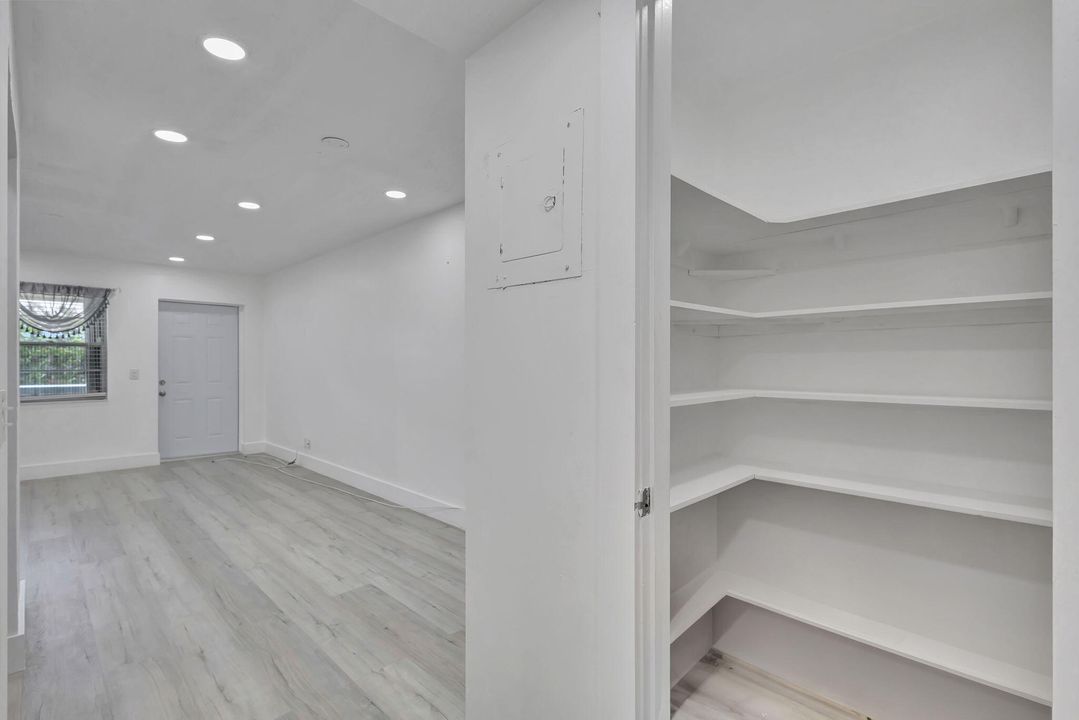 For Sale: $77,500 (1 beds, 1 baths, 570 Square Feet)