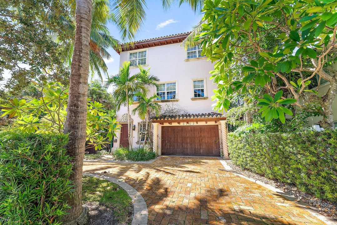 Недавно арендовано: $8,950 (3 спален, 3 ванн, 1975 Квадратных фут)