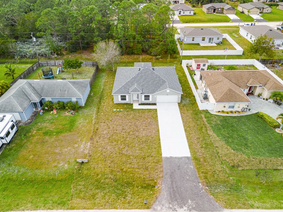 合同活跃: $374,900 (4 贝兹, 2 浴室, 1882 平方英尺)