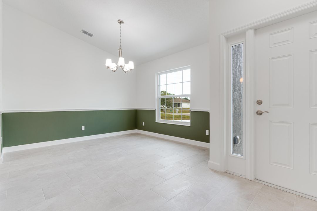 合同活跃: $374,900 (4 贝兹, 2 浴室, 1882 平方英尺)