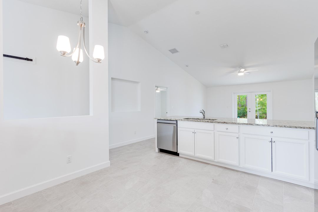 合同活跃: $374,900 (4 贝兹, 2 浴室, 1882 平方英尺)