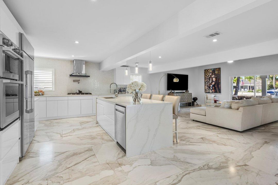 合同活跃: $13,500 (4 贝兹, 4 浴室, 3147 平方英尺)