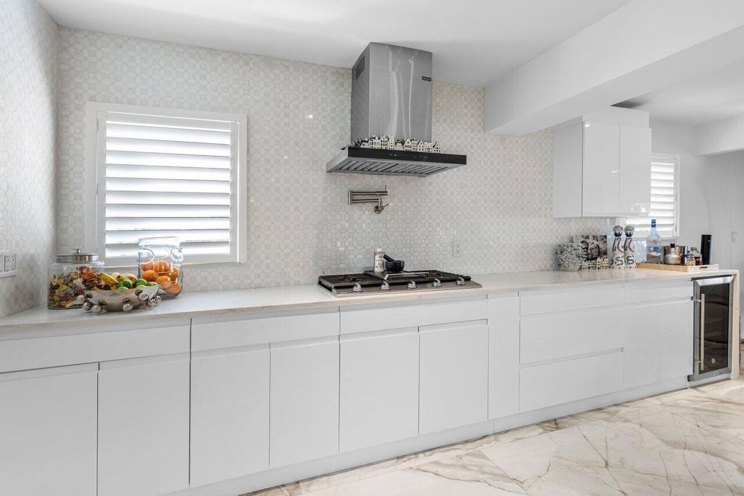 合同活跃: $13,500 (4 贝兹, 4 浴室, 3147 平方英尺)