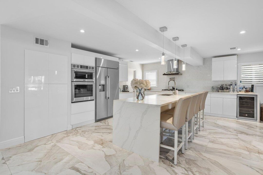 合同活跃: $13,500 (4 贝兹, 4 浴室, 3147 平方英尺)