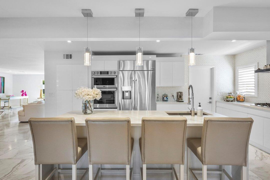 合同活跃: $13,500 (4 贝兹, 4 浴室, 3147 平方英尺)