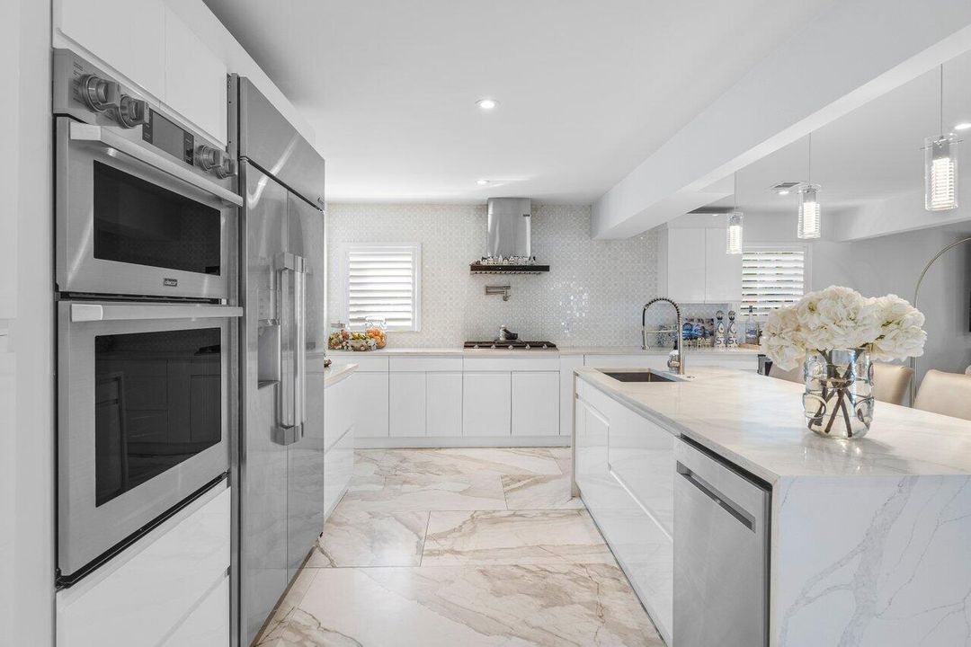 合同活跃: $13,500 (4 贝兹, 4 浴室, 3147 平方英尺)