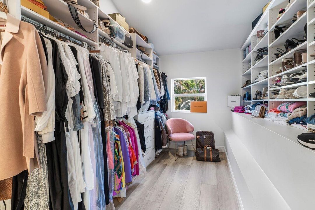 合同活跃: $13,500 (4 贝兹, 4 浴室, 3147 平方英尺)