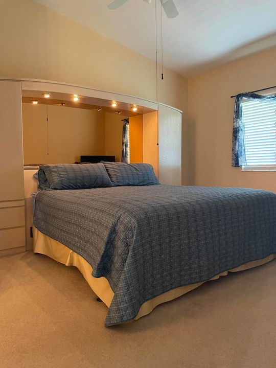 For Sale: $325,000 (2 beds, 2 baths, 1259 Square Feet)