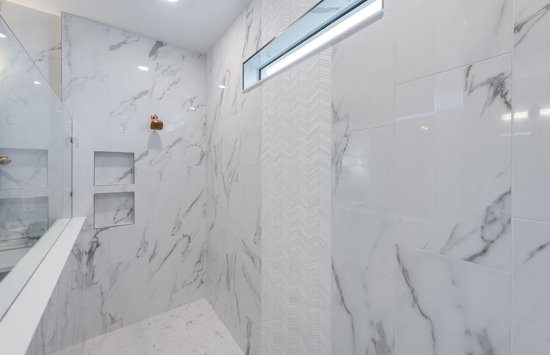 Active With Contract: $4,668,485 (5 beds, 6 baths, 5427 Square Feet)