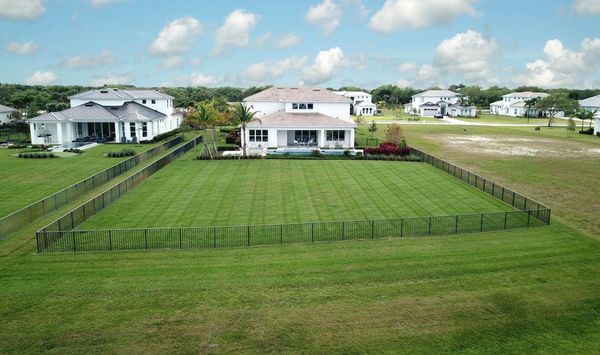 Active With Contract: $4,668,485 (5 beds, 6 baths, 5427 Square Feet)