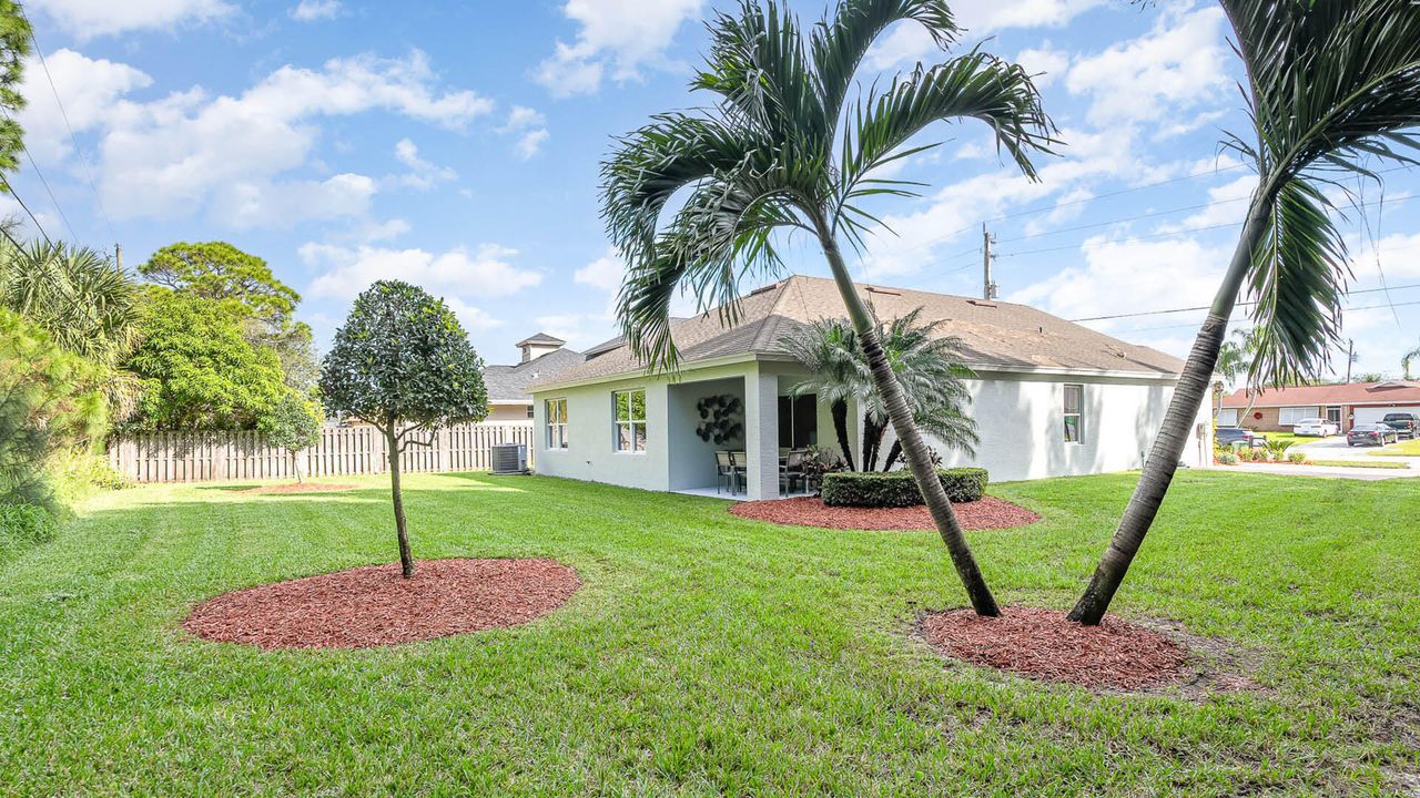 合同活跃: $357,130 (4 贝兹, 2 浴室, 1828 平方英尺)