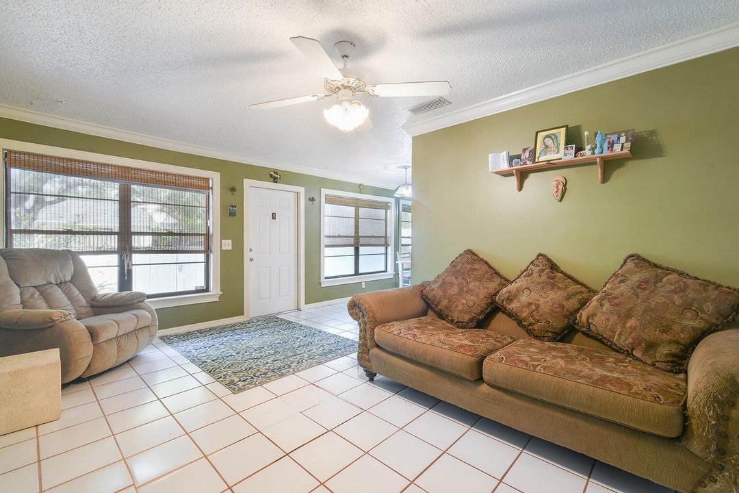 На продажу: $208,888 (1 спален, 1 ванн, 700 Квадратных фут)