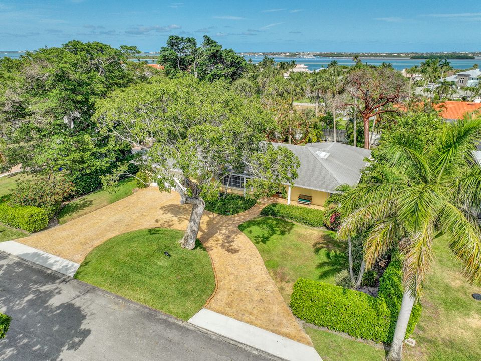 For Sale: $920,000 (2 beds, 2 baths, 1862 Square Feet)