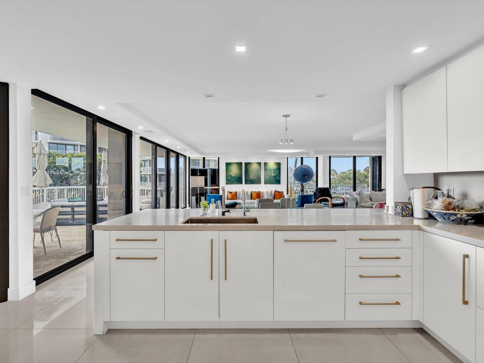 待售: $2,300,000 (2 贝兹, 2 浴室, 2072 平方英尺)