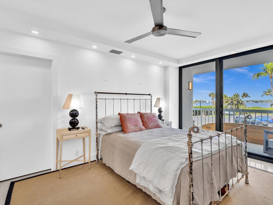 待售: $2,300,000 (2 贝兹, 2 浴室, 2072 平方英尺)