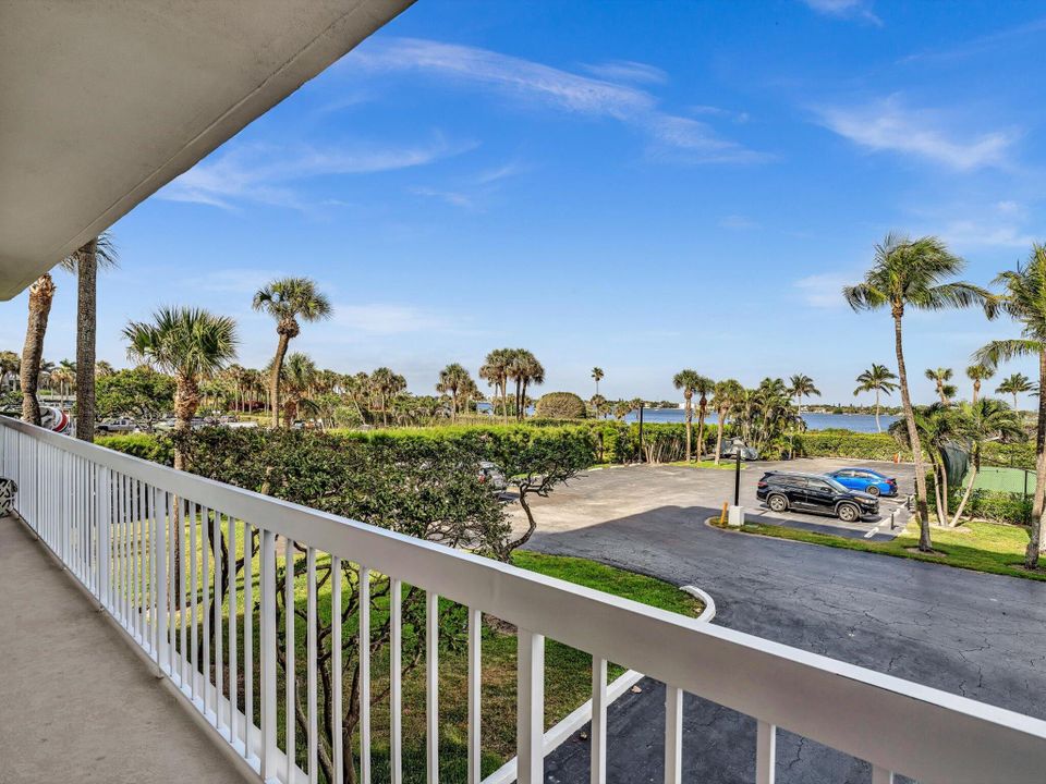 待售: $2,300,000 (2 贝兹, 2 浴室, 2072 平方英尺)