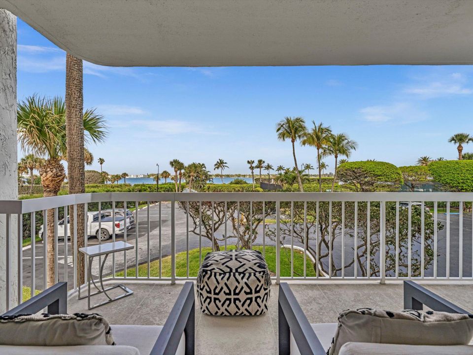 待售: $2,300,000 (2 贝兹, 2 浴室, 2072 平方英尺)