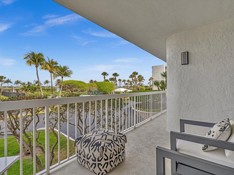 待售: $2,300,000 (2 贝兹, 2 浴室, 2072 平方英尺)